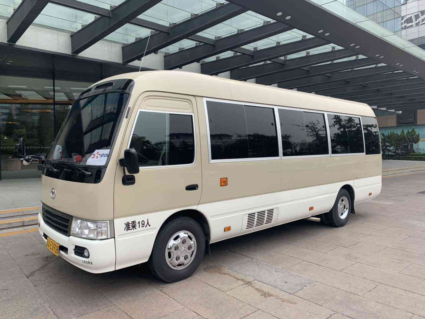 北京租中巴车19座多少钱一天？